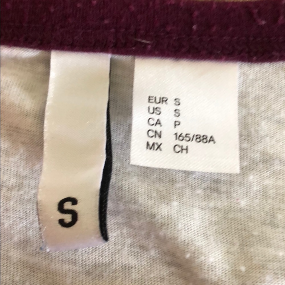 Tee with garnet collar and sleeve detailing. - Picture 4 of 5